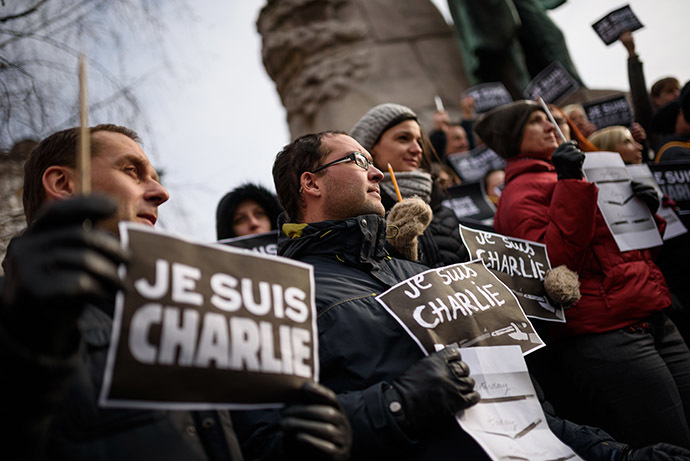 Des journalistes slovènes tiennent des crayons et des pancartes lisant en français "Je suis Charlie" pendant un rassemblement en hommage aux victimes de l'attaque de l'hebdomadaire satyrique français Charlie Hebdo, le 8 janvier 2015 à Llubljana, un jour après que deux hommes armés aient tué 12 personnes dans une attaque islamiste aux bureaux éditoriaux de Charlie hebdo à Paris - Photo AFP/Jure Makovec