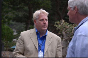 Lewis Shepherd (izquierda), entonces oficial superior de tecnología en la Agencia de Inteligencia de Defensa del Pentágono, hablando con Peter Norvig (derecha), un destacado experto en inteligencia artificial y director de investigación de Google. Esta foto es de una reunión del Highlands Forum en 2007