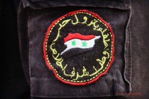 L'écusson de l'honneur, authentique badge cousu sur les uniformes de la VRAIE Protection Civile Syrienne à Alep-Ouest - Photo Vanessa Beeley, 15/08/2016